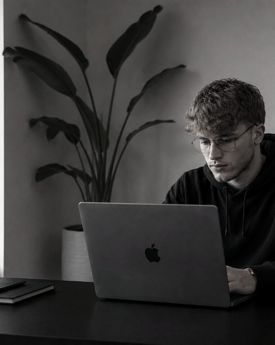 Lino Mayer, Gründer von Mayer Digital, bei der Arbeit am Laptop